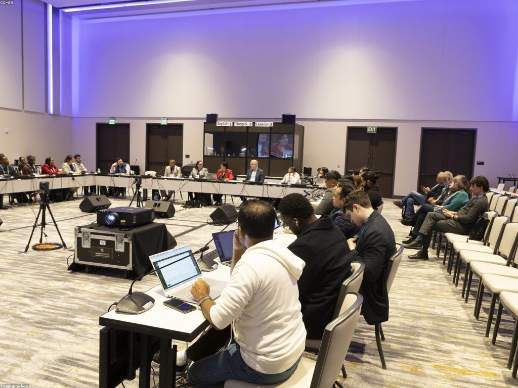 ក្លឹបនិងវេទិកា: ការបង្កើតសហគមន៍នៅក្នុងប្រព័ន្ធអ៊ីនធឺណិត